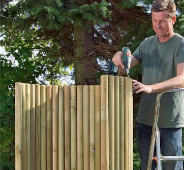 Udendørs bruser med fire vægge Den sidste vægsektion skrues fast på udendørs bruser